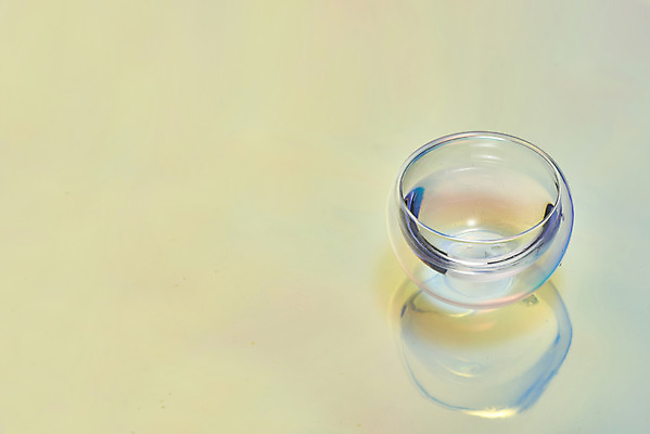 포토 JPG 스튜디오촬영 접시 백그라운드 잔 실내 사람없음 물 컬러풀 투명 신비 오브젝트 질감 그라데이션 스펙트럼 홀로그램 몽환 국내포토 자연요소 식기 컬러 컨셉 내부 파일형식