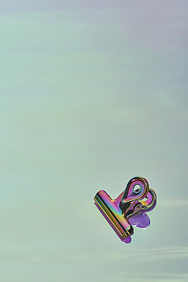 포토 JPG 스튜디오촬영 백그라운드 실내 집게 사람없음 컬러풀 신비 오브젝트 질감 그라데이션 스펙트럼 홀로그램 몽환 국내포토 컬러 컨셉 내부 파일형식