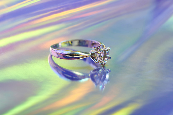 포토 JPG 스튜디오촬영 백그라운드 실내 사람없음 컬러풀 반지 신비 보석 오브젝트 질감 그라데이션 스펙트럼 홀로그램 몽환 국내포토 컬러 컨셉 장신구 내부 광석 파일형식