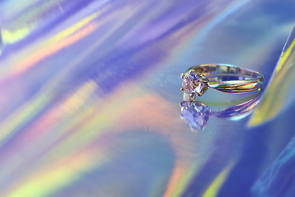 포토 JPG 스튜디오촬영 백그라운드 실내 사람없음 컬러풀 반지 신비 보석 오브젝트 질감 그라데이션 스펙트럼 홀로그램 몽환 국내포토 컬러 컨셉 장신구 내부 광석 파일형식