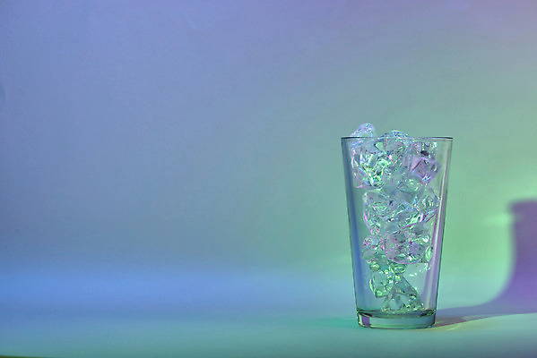 포토 JPG 스튜디오촬영 백그라운드 잔 실내 그림자 사람없음 컬러풀 얼음 투명 신비 오브젝트 질감 그라데이션 스펙트럼 홀로그램 몽환 국내포토 자연요소 식기 컬러 컨셉 내부 파일형식