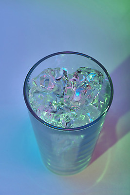 포토 JPG 스튜디오촬영 백그라운드 잔 실내 그림자 사람없음 컬러풀 얼음 투명 신비 오브젝트 질감 그라데이션 스펙트럼 홀로그램 몽환 국내포토 자연요소 식기 컬러 컨셉 내부 파일형식