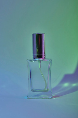 포토 JPG 스튜디오촬영 백그라운드 실내 그림자 사람없음 컬러풀 신비 향수 오브젝트 질감 그라데이션 공병 스펙트럼 홀로그램 몽환 국내포토 컬러 컨셉 내부 화장품 병_담는 파일형식