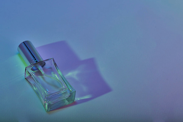 포토 JPG 스튜디오촬영 백그라운드 실내 그림자 사람없음 컬러풀 신비 향수 오브젝트 질감 그라데이션 공병 스펙트럼 홀로그램 몽환 국내포토 컬러 컨셉 내부 화장품 병_담는 파일형식