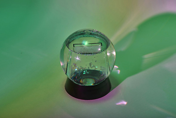 포토 JPG 스튜디오촬영 백그라운드 실내 사람없음 반짝임 컬러풀 신비 오브젝트 질감 그라데이션 스노글로브 스펙트럼 홀로그램 몽환 국내포토 컬러 컨셉 모션 내부 장식 파일형식