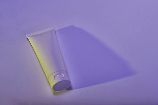 포토 JPG 스튜디오촬영 백그라운드 실내 사람없음 컬러풀 한개 화장품 신비 오브젝트 질감 그라데이션 공병 스펙트럼 홀로그램 몽환 국내포토 1 컬러 컨셉 내부 뷰티 병_담는 파일형식