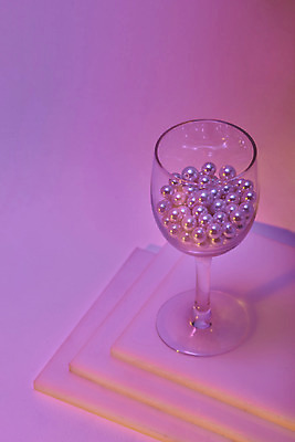 포토 JPG 스튜디오촬영 백그라운드 와인잔 실내 사람없음 컬러풀 투명 신비 오브젝트 질감 진주 그라데이션 스펙트럼 홀로그램 몽환 국내포토 컬러 컨셉 술잔 내부 보석 파일형식