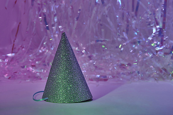 포토 JPG 스튜디오촬영 백그라운드 실내 사람없음 컬러풀 고깔모자 생일 신비 오브젝트 질감 그라데이션 스펙트럼 홀로그램 몽환 국내포토 모자_잡화 기념일 컬러 컨셉 내부 파일형식