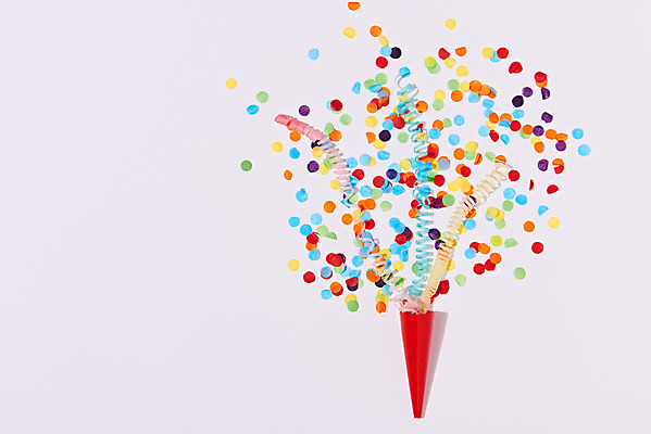 포토 JPG 스튜디오촬영 기념일 백그라운드 폭죽 실내 이벤트 사람없음 하이앵글 파티 축하 흰배경 꽃가루 플랫레이 국내포토 뷰포인트 컨셉 내부 흰색 플랫 가루 파일형식