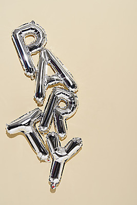 포토 JPG 스튜디오촬영 기념일 백그라운드 실내 이벤트 사람없음 하이앵글 파티 축하 파티용품 풍선 베이지색배경 플랫레이 국내포토 뷰포인트 컨셉 내부 플랫 이벤트용품 베이지색 파일형식