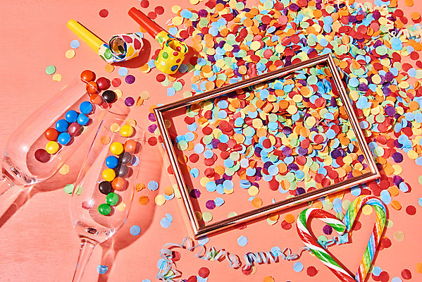 포토 JPG 스튜디오촬영 기념일 액자 백그라운드 실내 사탕 이벤트 사람없음 파티 초콜릿 축하 꽃가루 분홍색배경 국내포토 분홍색 컨셉 디저트 내부 가루 파일형식