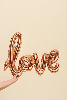 포토 JPG 스튜디오촬영 손 기념일 백그라운드 실내 사랑 들기 이벤트 20대 성인 신체부위 하이앵글 파티 축하 파티용품 풍선 베이지색배경 플랫레이 국내포토 감정 뷰포인트 컨셉 모션 사람 청년 내부 플랫 이벤트용품 베이지색 파일형식