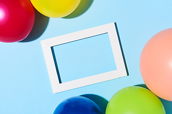 포토 JPG 스튜디오촬영 기념일 백그라운드 프레임 실내 액자틀 이벤트 사람없음 하이앵글 파티 축하 파티용품 파란배경 풍선 플랫레이 국내포토 뷰포인트 액자 컨셉 틀 내부 파란색 플랫 이벤트용품 파일형식
