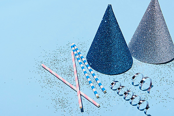 포토 JPG 스튜디오촬영 기념일 리본 백그라운드 실내 빨대 이벤트 사람없음 파티 고깔모자 축하 가루 파티용품 파란배경 국내포토 모자_잡화 컨셉 내부 파란색 이벤트용품 파일형식