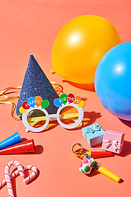 포토 JPG 스튜디오촬영 기념일 안경 백그라운드 폭죽 실내 사탕 이벤트 사람없음 선물상자 파티 고깔모자 축하 생일 파티용품 풍선 분홍색배경 국내포토 모자_잡화 잡화 분홍색 컨셉 디저트 선물 내부 상자 이벤트용품 파일형식