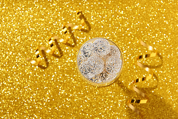 포토 JPG 스튜디오촬영 기념일 리본 백그라운드 실내 이벤트 사람없음 하이앵글 파티 금색 축하 샴페인잔 플랫레이 국내포토 뷰포인트 컬러 컨셉 술잔 내부 플랫 파일형식