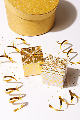 포토 JPG 스튜디오촬영 기념일 리본 백그라운드 실내 이벤트 사람없음 선물상자 파티 금색 축하 흰배경 국내포토 컬러 컨셉 선물 내부 상자 흰색 파일형식