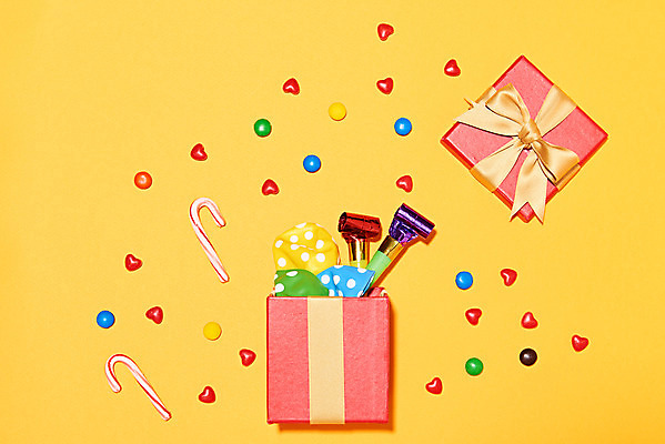 포토 JPG 스튜디오촬영 기념일 백그라운드 실내 사탕 이벤트 사람없음 선물상자 하이앵글 파티 초콜릿 축하 파티용품 노란배경 플랫레이 국내포토 뷰포인트 컨셉 디저트 선물 내부 상자 노란색 플랫 이벤트용품 파일형식