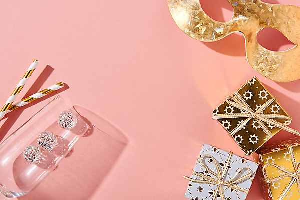 포토 JPG 스튜디오촬영 기념일 백그라운드 실내 빨대 가면 이벤트 사람없음 선물상자 하이앵글 파티 장식볼 축하 샴페인잔 플랫레이 분홍색배경 국내포토 뷰포인트 분홍색 컨셉 술잔 선물 내부 장식 상자 플랫 파일형식