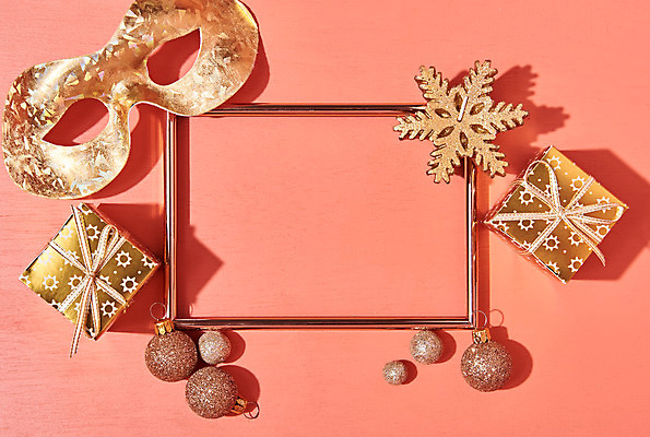 포토 JPG 스튜디오촬영 기념일 액자 백그라운드 실내 가면 이벤트 사람없음 선물상자 하이앵글 파티 장식볼 축하 눈송이 파티용품 플랫레이 코랄 국내포토 뷰포인트 컬러 컨셉 눈_날씨 선물 내부 장식 상자 플랫 이벤트용품 파일형식