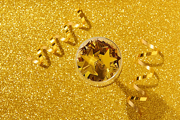 포토 JPG 스튜디오촬영 기념일 리본 백그라운드 실내 이벤트 사람없음 장식 하이앵글 파티 금색 축하 샴페인잔 플랫레이 국내포토 뷰포인트 컬러 컨셉 술잔 내부 플랫 파일형식