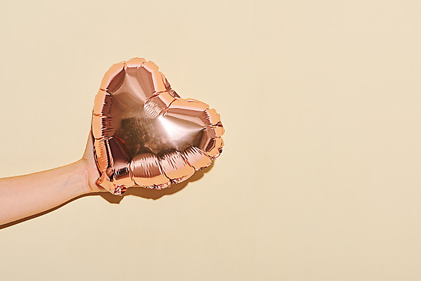 포토 JPG 스튜디오촬영 손 기념일 백그라운드 실내 사랑 들기 이벤트 20대 성인 신체부위 파티 하트 축하 파티용품 하트풍선 풍선 베이지색배경 국내포토 모양 감정 컨셉 모션 사람 청년 내부 이벤트용품 베이지색 파일형식