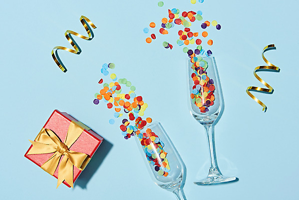 포토 JPG 스튜디오촬영 기념일 리본 백그라운드 실내 이벤트 사람없음 선물상자 하이앵글 파티 축하 파티용품 샴페인잔 파란배경 꽃가루 플랫레이 국내포토 뷰포인트 컨셉 술잔 선물 내부 파란색 상자 플랫 가루 이벤트용품 파일형식