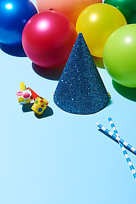 포토 JPG 스튜디오촬영 기념일 백그라운드 실내 빨대 이벤트 사람없음 파티 축하 파티용품 파란배경 풍선 국내포토 컨셉 내부 파란색 이벤트용품 파일형식