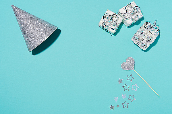 포토 JPG 스튜디오촬영 기념일 별 백그라운드 실내 이벤트 사람없음 선물상자 하이앵글 파티 고깔모자 하트 축하 파티용품 파란배경 플랫레이 국내포토 자연요소 모양 모자_잡화 뷰포인트 컨셉 선물 내부 파란색 상자 플랫 이벤트용품 파일형식