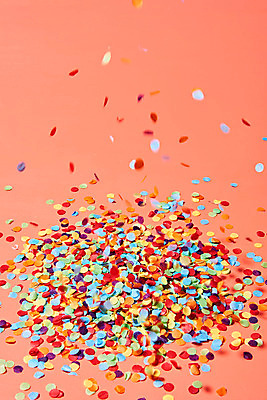 포토 JPG 스튜디오촬영 기념일 백그라운드 실내 이벤트 사람없음 하이앵글 파티 축하 꽃가루 플랫레이 분홍색배경 국내포토 뷰포인트 분홍색 컨셉 내부 플랫 가루 파일형식