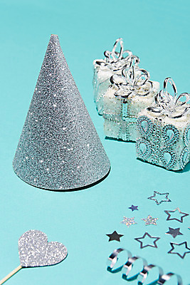 포토 JPG 스튜디오촬영 기념일 백그라운드 실내 이벤트 사람없음 선물상자 파티 고깔모자 하트 축하 파티용품 파란배경 별모양포장지 국내포토 모양 모자_잡화 컨셉 선물 내부 파란색 상자 포장지 이벤트용품 파일형식