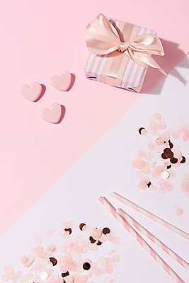 포토 JPG 스튜디오촬영 기념일 백그라운드 실내 빨대 이벤트 사람없음 선물상자 하이앵글 파티 하트 축하 꽃가루 플랫레이 분홍색배경 국내포토 모양 뷰포인트 분홍색 컨셉 선물 내부 상자 플랫 가루 파일형식