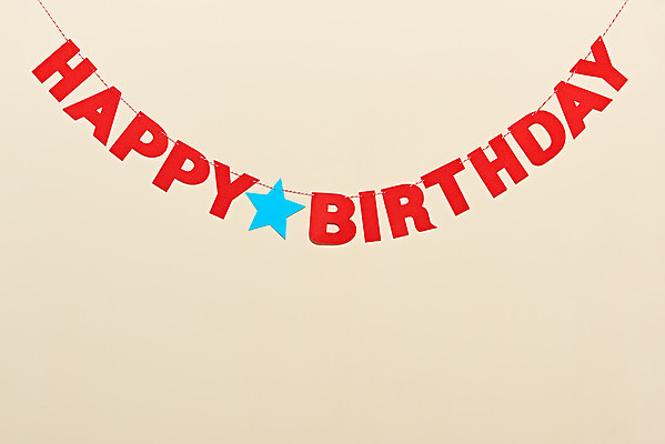 포토 JPG 스튜디오촬영 기념일 백그라운드 실내 이벤트 사람없음 파티 축하 가랜드 해피버스데이 베이지색배경 국내포토 컨셉 내부 생일 파티용품 베이지색 파일형식