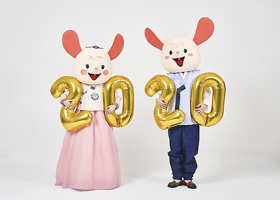 포토 JPG 스튜디오촬영 전신 한국전통 여자 명절 남자 새해 실내 서기 들기 누끼 20대 성인 두명 앞모습 30대 숫자 귀여움 한국인 쥐띠 쥐 한복 즐거움 흰배경 쥐캐릭터 풍선 동물탈 인형탈 흰쥐 성인만 2020년 경자년 국내포토 문자 전통 기념일 감정 뷰포인트 동물캐릭터 백그라운드 컨셉 모션 한국 사람 동양인 청년 내부 장년 흰색 십이지신 설치류 전통의상 연도 탈 파일형식