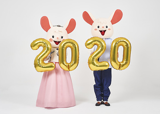 포토 JPG 스튜디오촬영 전신 한국전통 여자 명절 남자 새해 실내 서기 들기 누끼 20대 성인 두명 앞모습 30대 숫자 귀여움 한국인 쥐띠 쥐 한복 즐거움 흰배경 쥐캐릭터 풍선 동물탈 인형탈 흰쥐 성인만 2020년 경자년 국내포토 문자 전통 기념일 감정 뷰포인트 동물캐릭터 백그라운드 컨셉 모션 한국 사람 동양인 청년 내부 장년 흰색 십이지신 설치류 전통의상 연도 탈 파일형식