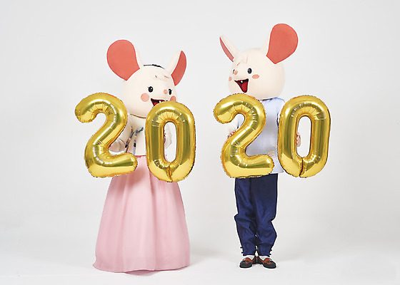 포토 JPG 스튜디오촬영 전신 한국전통 여자 명절 남자 새해 실내 서기 들기 누끼 20대 성인 두명 앞모습 30대 숫자 귀여움 한국인 쥐띠 쥐 한복 즐거움 흰배경 쥐캐릭터 풍선 동물탈 인형탈 흰쥐 성인만 2020년 경자년 국내포토 문자 전통 기념일 감정 뷰포인트 동물캐릭터 백그라운드 컨셉 모션 한국 사람 동양인 청년 내부 장년 흰색 십이지신 설치류 전통의상 연도 탈 파일형식