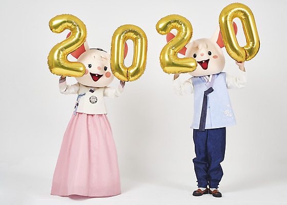 포토 JPG 스튜디오촬영 전신 한국전통 여자 명절 남자 새해 실내 서기 들기 누끼 20대 성인 두명 앞모습 30대 숫자 귀여움 한국인 쥐띠 쥐 한복 즐거움 흰배경 쥐캐릭터 풍선 동물탈 인형탈 흰쥐 성인만 2020년 경자년 국내포토 문자 전통 기념일 감정 뷰포인트 동물캐릭터 백그라운드 컨셉 모션 한국 사람 동양인 청년 내부 장년 흰색 십이지신 설치류 전통의상 연도 탈 파일형식