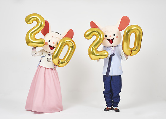 포토 JPG 스튜디오촬영 전신 한국전통 여자 명절 남자 새해 실내 서기 들기 누끼 20대 성인 두명 앞모습 30대 숫자 귀여움 한국인 쥐띠 쥐 한복 즐거움 흰배경 쥐캐릭터 풍선 동물탈 인형탈 흰쥐 성인만 2020년 경자년 국내포토 문자 전통 기념일 감정 뷰포인트 동물캐릭터 백그라운드 컨셉 모션 한국 사람 동양인 청년 내부 장년 흰색 십이지신 설치류 전통의상 연도 탈 파일형식