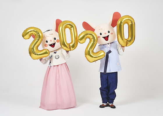 포토 JPG 스튜디오촬영 전신 한국전통 여자 명절 남자 새해 실내 서기 들기 누끼 20대 성인 두명 앞모습 30대 숫자 귀여움 한국인 쥐띠 쥐 한복 즐거움 흰배경 쥐캐릭터 풍선 동물탈 인형탈 흰쥐 성인만 2020년 경자년 국내포토 문자 전통 기념일 감정 뷰포인트 동물캐릭터 백그라운드 컨셉 모션 한국 사람 동양인 청년 내부 장년 흰색 십이지신 설치류 전통의상 연도 탈 파일형식