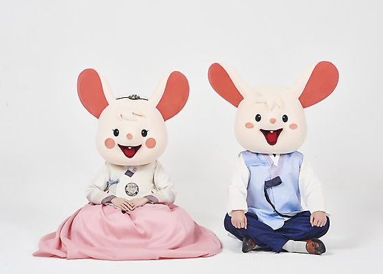 포토 JPG 스튜디오촬영 전신 한국전통 여자 명절 남자 새해 실내 누끼 앉기 20대 성인 두명 앞모습 30대 귀여움 한국인 쥐띠 쥐 한복 즐거움 흰배경 쥐캐릭터 동물탈 인형탈 흰쥐 성인만 2020년 경자년 국내포토 전통 기념일 감정 뷰포인트 동물캐릭터 백그라운드 컨셉 모션 한국 사람 동양인 청년 내부 장년 흰색 십이지신 설치류 전통의상 연도 탈 파일형식