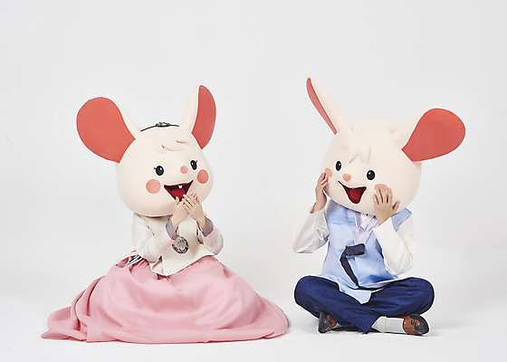 포토 JPG 스튜디오촬영 전신 한국전통 여자 명절 남자 새해 실내 누끼 앉기 20대 성인 두명 앞모습 30대 귀여움 놀람 한국인 쥐띠 쥐 한복 즐거움 흰배경 쥐캐릭터 동물탈 인형탈 흰쥐 성인만 2020년 경자년 국내포토 전통 기념일 감정 뷰포인트 동물캐릭터 백그라운드 컨셉 모션 한국 표정 사람 동양인 청년 내부 장년 흰색 십이지신 설치류 전통의상 연도 탈 파일형식