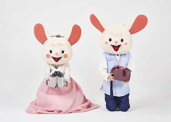 포토 JPG 스튜디오촬영 전신 한국전통 여자 명절 남자 새해 실내 들기 누끼 앉기 20대 성인 두명 앞모습 30대 선물상자 귀여움 한국인 쥐띠 쥐 한복 즐거움 보따리 흰배경 쥐캐릭터 동물탈 인형탈 흰쥐 성인만 2020년 경자년 국내포토 전통 기념일 감정 뷰포인트 동물캐릭터 백그라운드 컨셉 모션 한국 선물 사람 동양인 청년 내부 장년 상자 흰색 십이지신 설치류 전통의상 연도 탈 파일형식