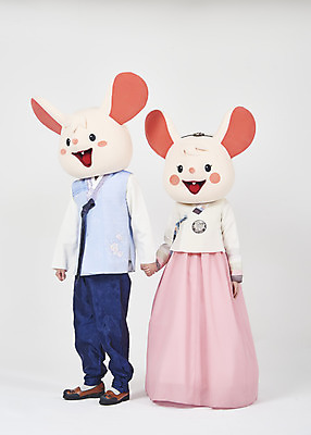 포토 JPG 스튜디오촬영 전신 한국전통 여자 명절 남자 새해 실내 서기 누끼 20대 성인 두명 앞모습 30대 귀여움 손잡기 한국인 쥐띠 쥐 한복 즐거움 흰배경 쥐캐릭터 동물탈 인형탈 흰쥐 성인만 2020년 경자년 국내포토 전통 기념일 감정 뷰포인트 동물캐릭터 백그라운드 컨셉 모션 한국 사람 동양인 청년 내부 장년 흰색 십이지신 설치류 전통의상 연도 탈 파일형식