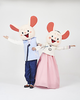 포토 JPG 스튜디오촬영 전신 한국전통 여자 명절 남자 새해 안내 실내 서기 누끼 20대 성인 두명 앞모습 30대 팔짱 귀여움 한국인 쥐띠 쥐 한복 즐거움 흰배경 쥐캐릭터 동물탈 인형탈 흰쥐 성인만 2020년 경자년 국내포토 전통 기념일 감정 뷰포인트 동물캐릭터 백그라운드 컨셉 모션 한국 사람 동양인 청년 내부 장년 흰색 십이지신 설치류 전통의상 연도 탈 파일형식