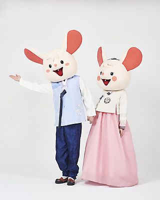 포토 JPG 스튜디오촬영 전신 한국전통 여자 명절 남자 새해 안내 실내 서기 누끼 20대 성인 두명 앞모습 30대 귀여움 손잡기 한국인 가리킴 쥐띠 쥐 한복 즐거움 흰배경 쥐캐릭터 동물탈 인형탈 흰쥐 성인만 2020년 경자년 국내포토 전통 기념일 감정 뷰포인트 동물캐릭터 백그라운드 컨셉 모션 한국 사람 동양인 손짓 청년 내부 장년 흰색 십이지신 설치류 전통의상 연도 탈 파일형식