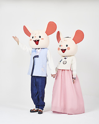 포토 JPG 스튜디오촬영 전신 한국전통 응시 여자 명절 남자 새해 안내 실내 서기 누끼 20대 성인 두명 앞모습 30대 귀여움 손잡기 한국인 가리킴 쥐띠 쥐 한복 즐거움 흰배경 쥐캐릭터 동물탈 인형탈 흰쥐 성인만 2020년 경자년 국내포토 전통 시선 기념일 감정 뷰포인트 동물캐릭터 백그라운드 컨셉 모션 한국 사람 동양인 손짓 청년 내부 장년 흰색 십이지신 설치류 전통의상 연도 탈 파일형식