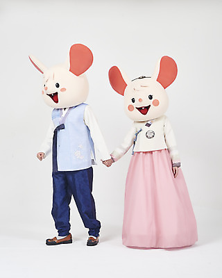 포토 JPG 스튜디오촬영 전신 한국전통 여자 명절 남자 새해 실내 서기 누끼 20대 성인 두명 앞모습 옆모습 30대 귀여움 손잡기 한국인 쥐띠 쥐 한복 즐거움 흰배경 쥐캐릭터 동물탈 인형탈 흰쥐 성인만 2020년 경자년 국내포토 전통 기념일 감정 뷰포인트 동물캐릭터 백그라운드 컨셉 모션 한국 사람 동양인 청년 내부 장년 흰색 십이지신 설치류 전통의상 연도 탈 파일형식