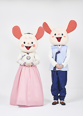 포토 JPG 스튜디오촬영 전신 한국전통 여자 명절 남자 새해 실내 서기 누끼 20대 성인 두명 앞모습 30대 귀여움 한국인 쥐띠 쥐 한복 즐거움 흰배경 쥐캐릭터 동물탈 인형탈 흰쥐 성인만 2020년 경자년 국내포토 전통 기념일 감정 뷰포인트 동물캐릭터 백그라운드 컨셉 모션 한국 사람 동양인 청년 내부 장년 흰색 십이지신 설치류 전통의상 연도 탈 파일형식