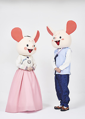 포토 JPG 스튜디오촬영 전신 한국전통 여자 명절 남자 새해 실내 서기 누끼 20대 성인 두명 옆모습 30대 귀여움 한국인 쥐띠 쥐 한복 즐거움 흰배경 쥐캐릭터 동물탈 인형탈 흰쥐 성인만 2020년 경자년 국내포토 전통 기념일 감정 뷰포인트 동물캐릭터 백그라운드 컨셉 모션 한국 사람 동양인 청년 내부 장년 흰색 십이지신 설치류 전통의상 연도 탈 파일형식