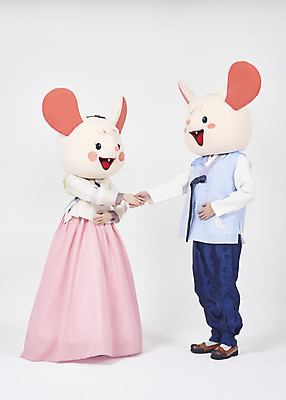 포토 JPG 스튜디오촬영 전신 한국전통 여자 명절 남자 새해 악수 실내 서기 누끼 20대 성인 두명 옆모습 30대 귀여움 한국인 쥐띠 쥐 한복 즐거움 흰배경 쥐캐릭터 동물탈 인형탈 흰쥐 성인만 2020년 경자년 국내포토 전통 기념일 감정 뷰포인트 동물캐릭터 백그라운드 컨셉 모션 한국 사람 동양인 손짓 청년 내부 장년 흰색 십이지신 설치류 전통의상 연도 탈 파일형식